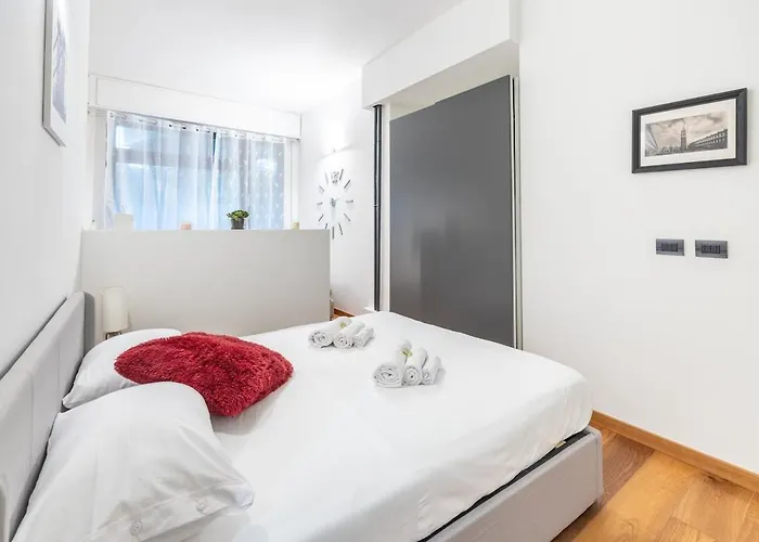 Design I Steps From Fair & Metro Lejlighed *